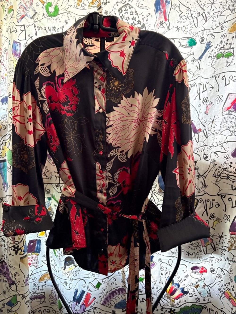 Le Classe Coutire floral french cuff satin finish blouse.